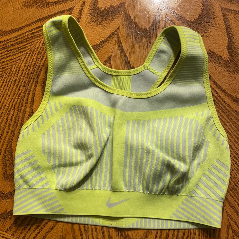 Nike FE/NOM Flyknit sports bra